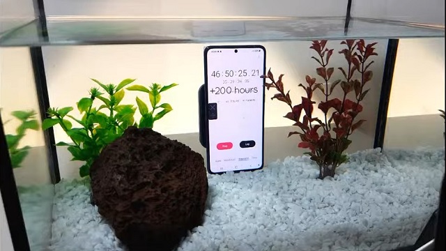 YouTuber-นำมือถือ-Galaxy-S21-แช่น้ำในตู้ปลานาน-11-วัน-แต่พบว่ามือถือยังทำงานได้ปกติ