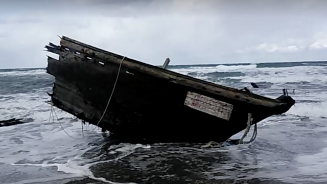 พบซาก--เรือมรณะ--เกยหาดญี่ปุ่น-ภายในมีหัวมนุษย์และซากศพ